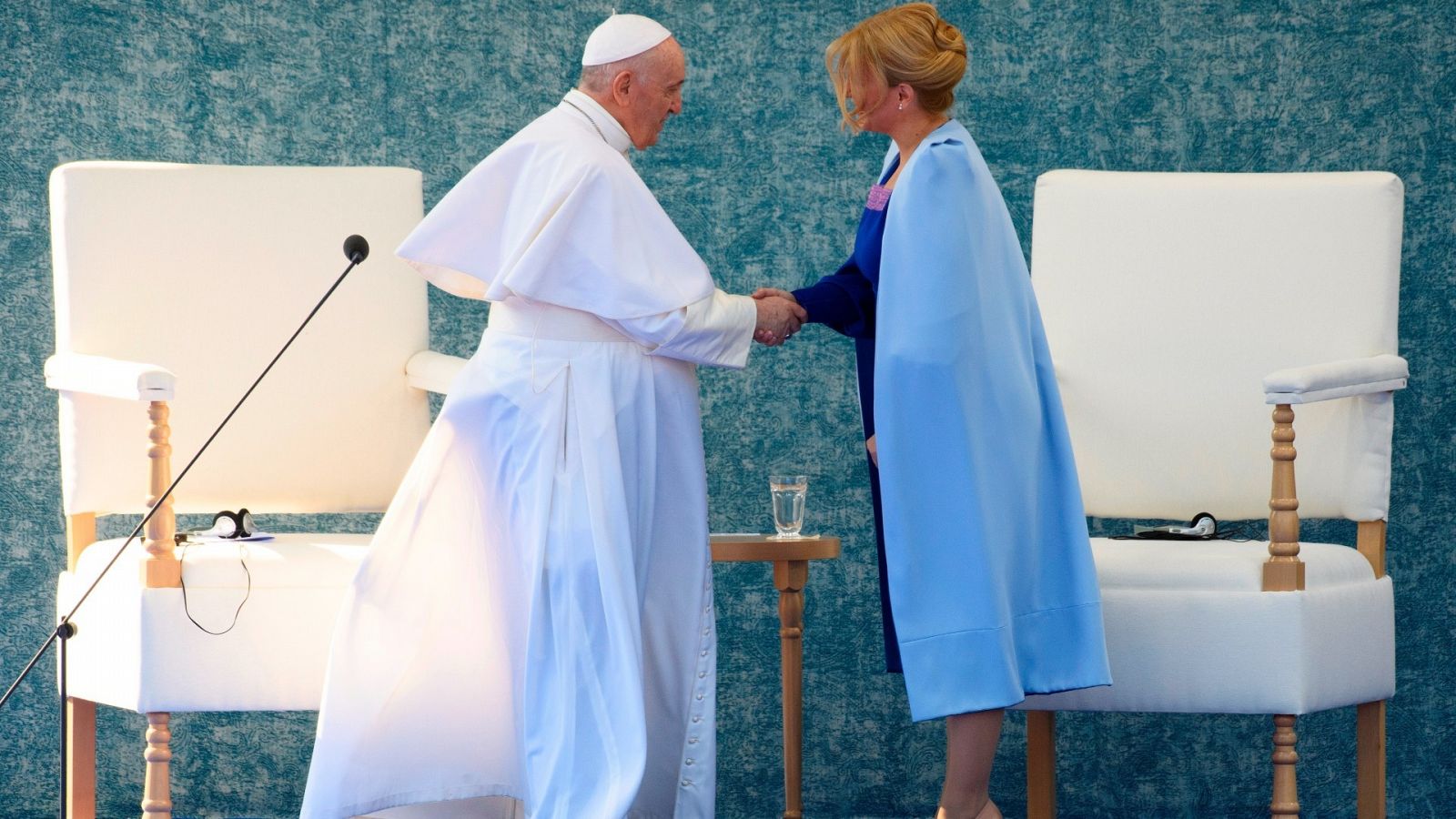 El papa Francisco saluda a la presidenta eslovaca Susana Caputova