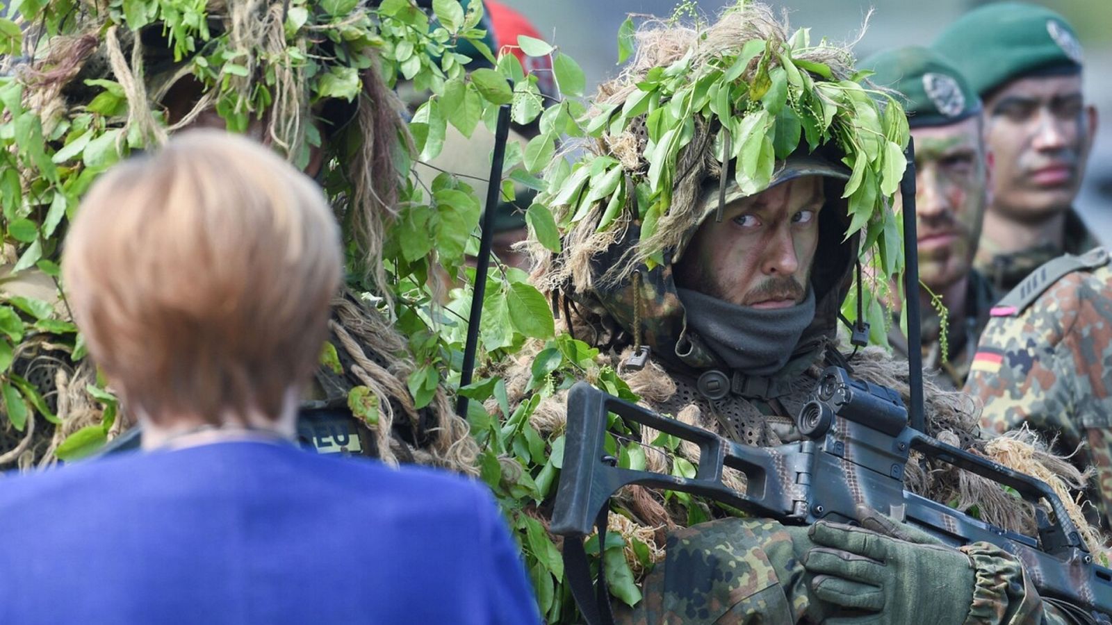 Imagen de archivo de la canciller alemana, Angela Merkel, pasando revista a tropas alemanas que forman parte de una fuerza colectiva de la OTAN: Foto: PATRIK STOLLARZ / AFP