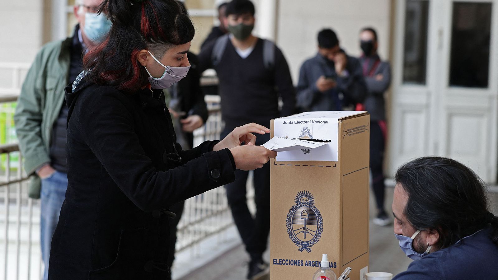 Una mujer vota en un colegio de Buenos Aires.