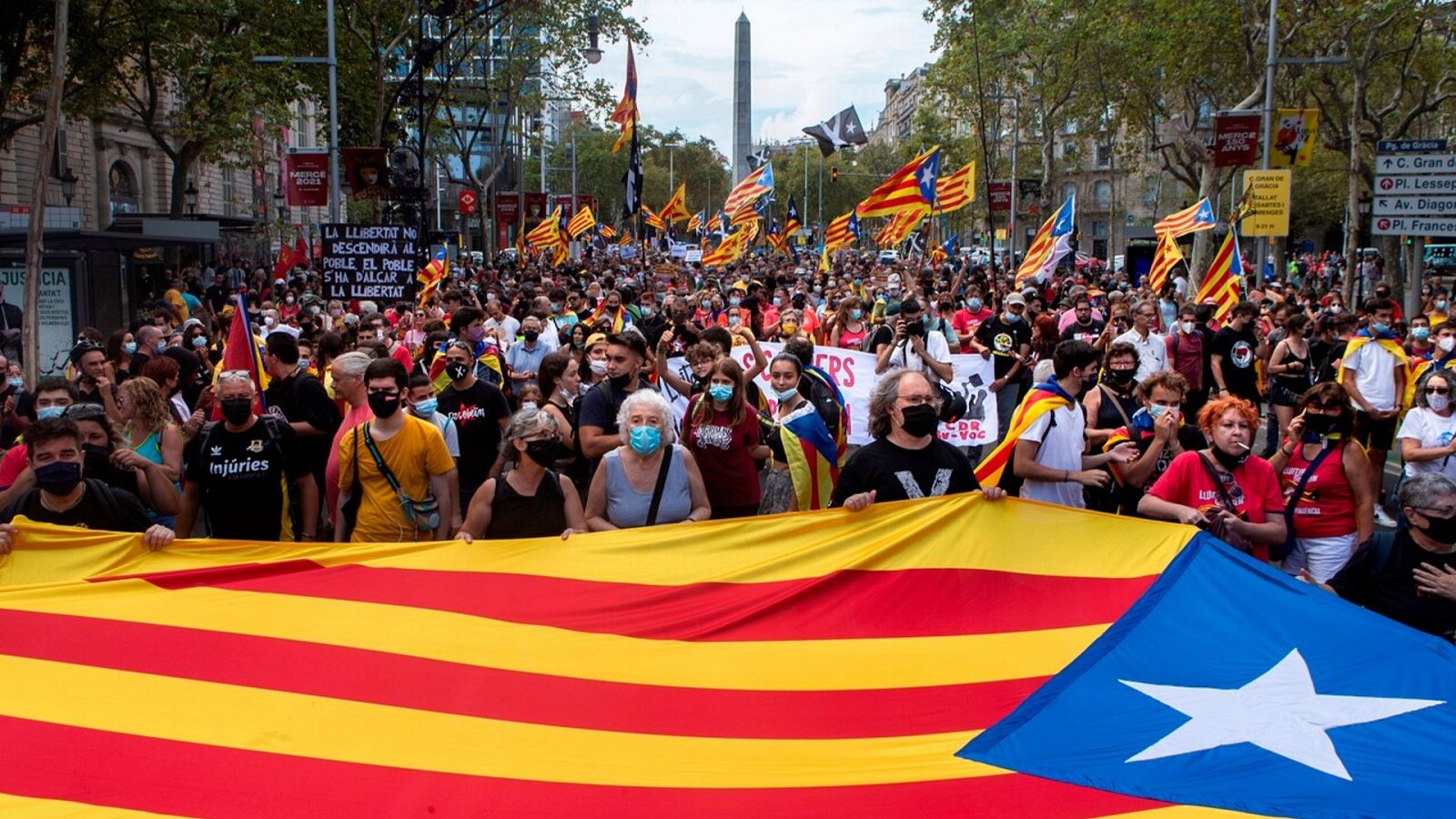 Centenares de personas participan en una manifestación convocada por los CDR con motivo de la Diada del 11 de septiembre en el Paseo de Gracia de Barcelona. EFE/ Enric Fontcuberta