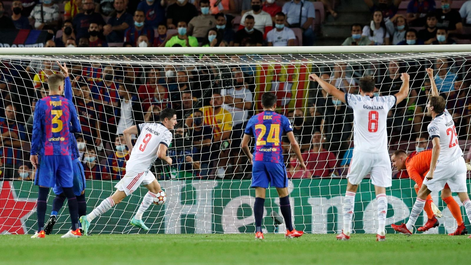  Robert Lewandoswki celebra el segundo gol ante el Barça