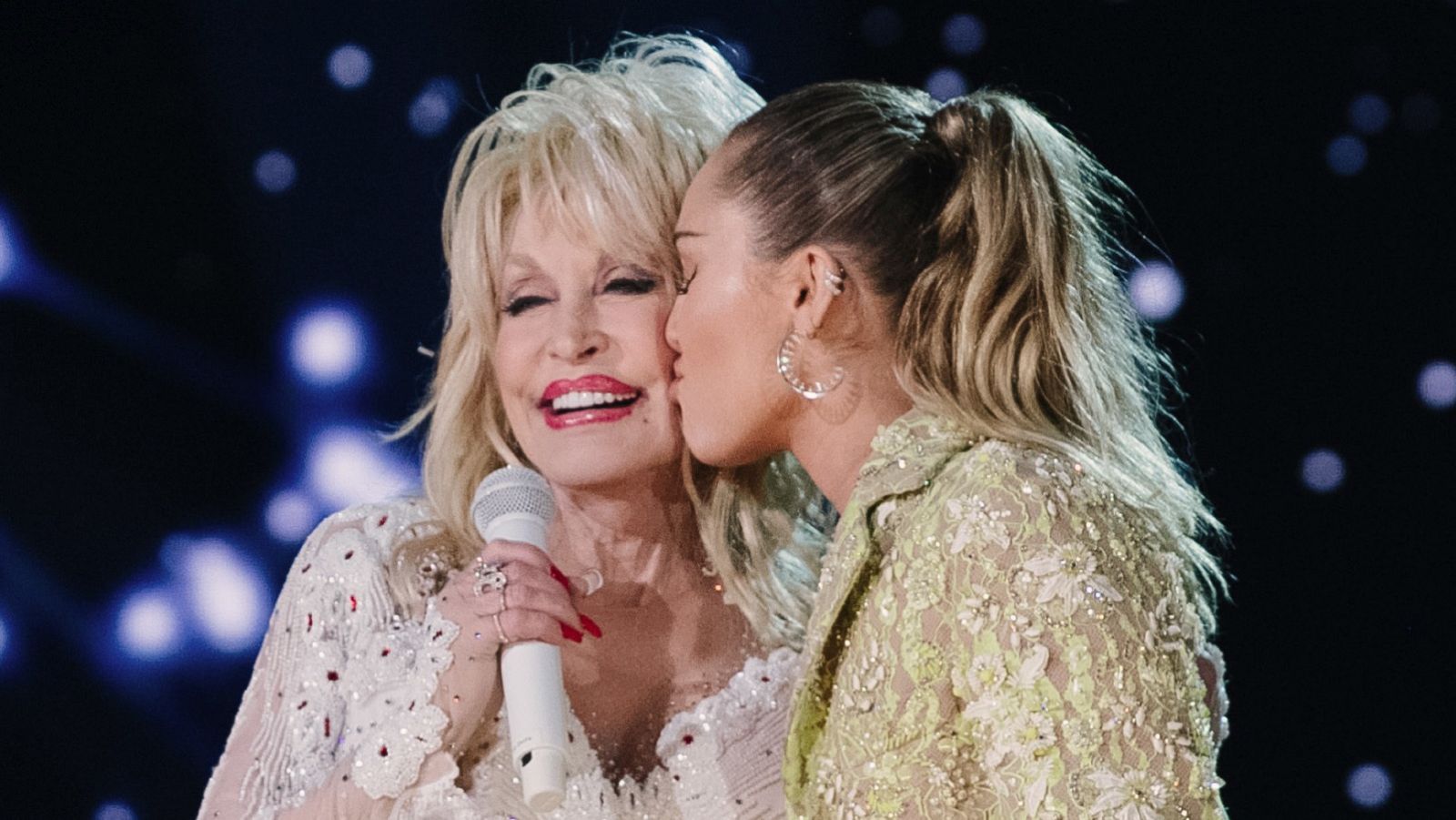 Miley Cyrus retrata a su madrina, Dolly Parton, para 'Time'