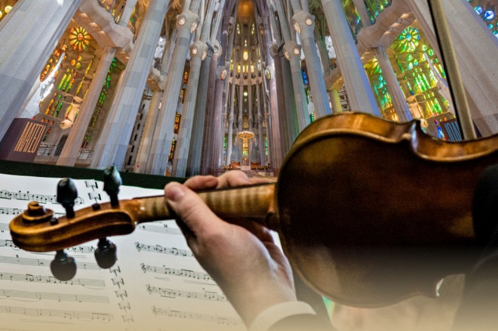Fotomuntatge de la Sagrada Família amb un músic tocant el violí