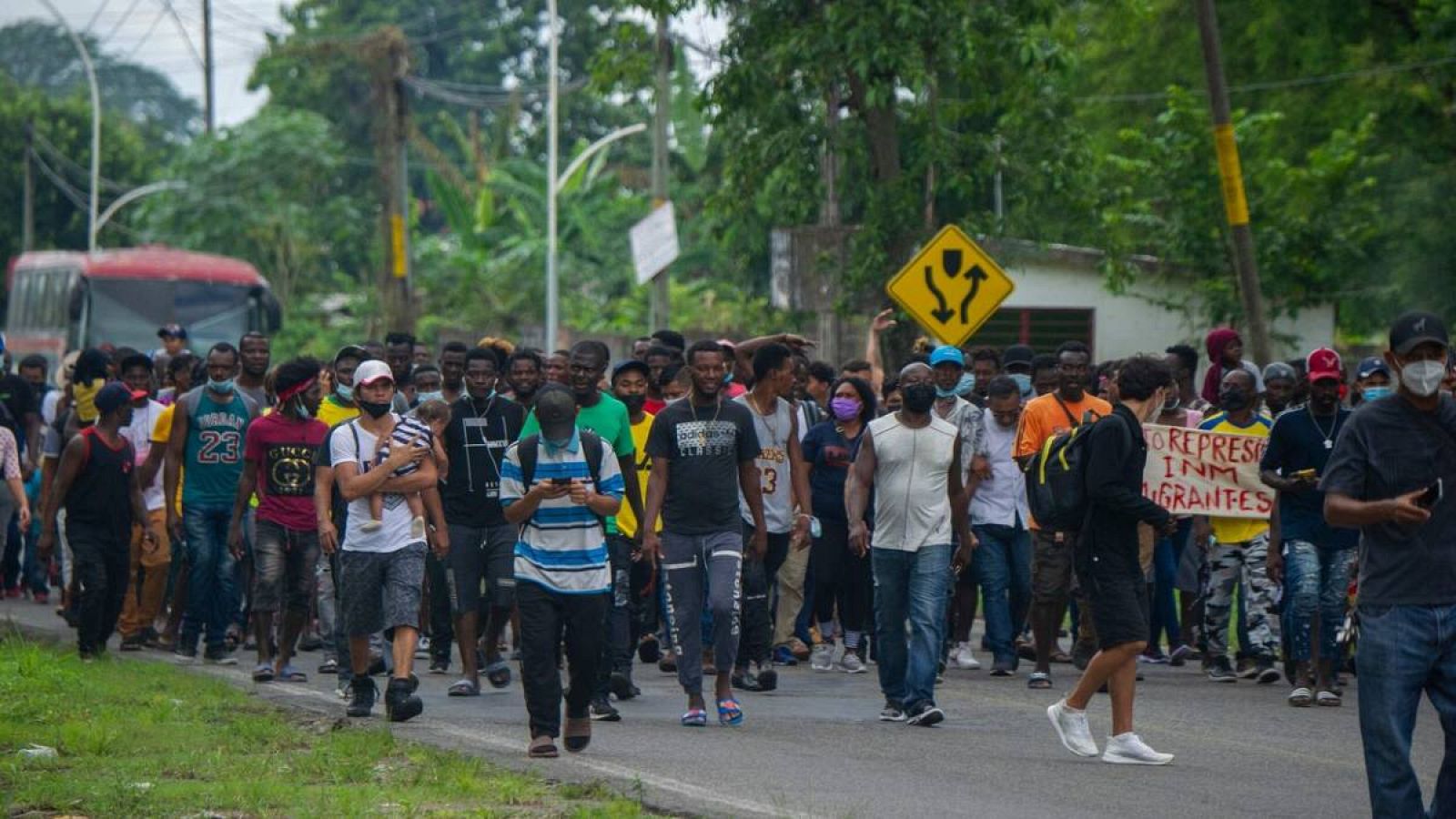 Migrantes haitianos y centroamericanos marchan hacia la Estación Migratoria Siglo XXI en Tapachula, Chiapas, México, el 15 de septiembre de 2021.