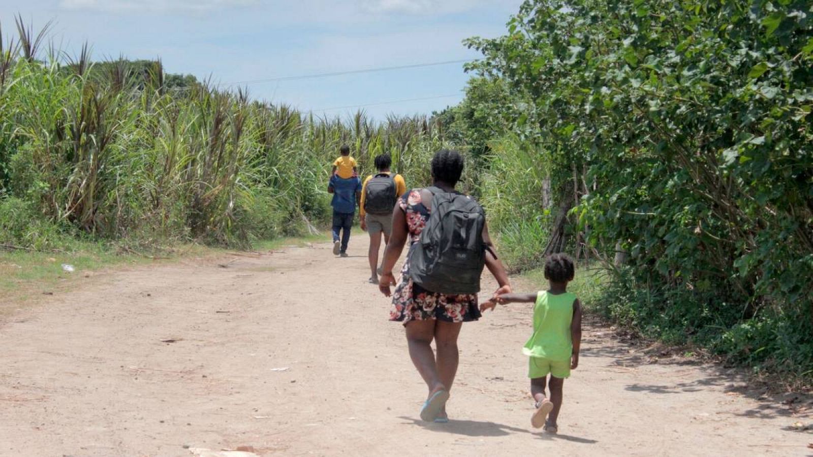 Un grupo de migrantes haitianos caminan mientras buscan nuevas rutas de salida para evitar ser detenidos por autoridades mexicanas, en el municipio de Tapachula en el estado de Chiapas (México).