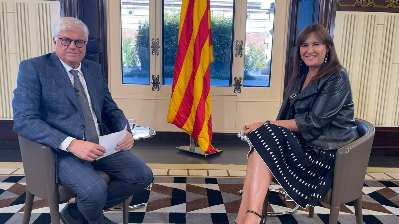 Lluís Falgàs i Laura Borràs a una sala del Parlament de Catalunya