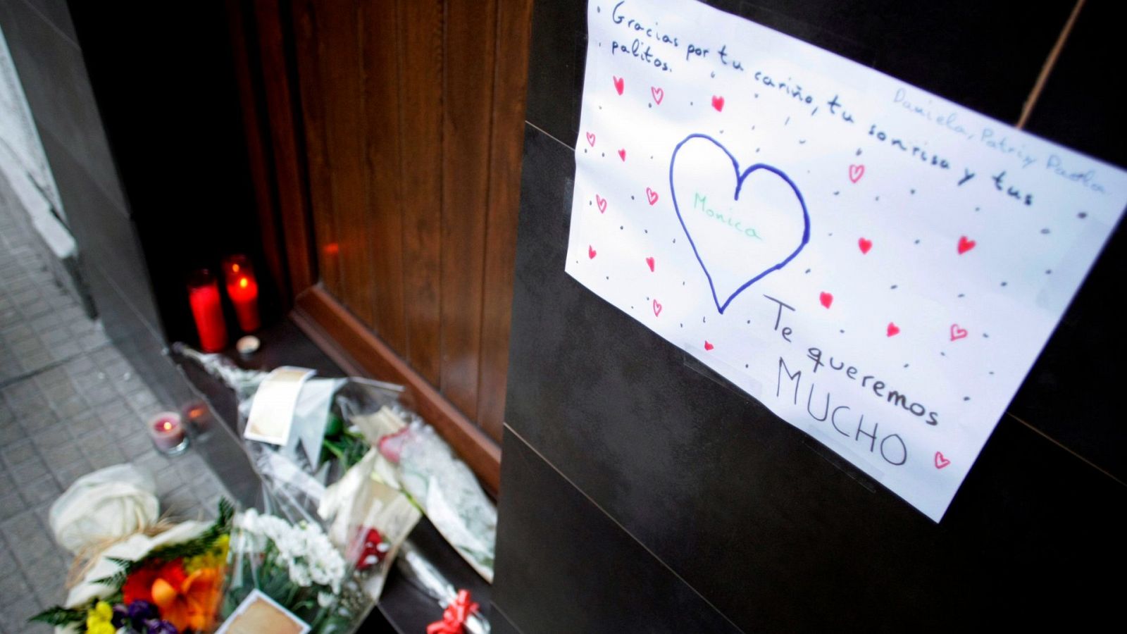 Mensajes y ramos de flores en recuerdo de la mujer asesinada presuntamente por su pareja en A Coruña