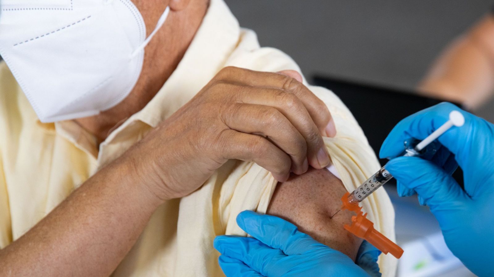 Un paciente recibe una dosis de refuerzo de la vacuna de Pfizer en Southfield, Michigan