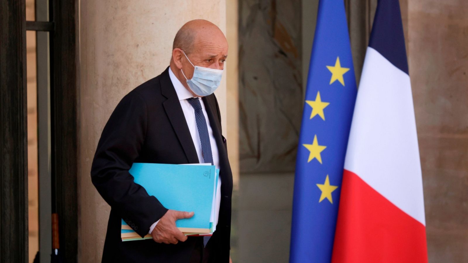 Imagen del 25 de agosto de 2021 del ministro francés de Exteriores, Jean-Yves Le Drian, saliendo del Palacio del Elíseo (París).