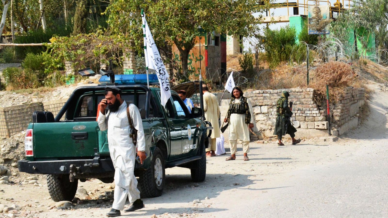 Los talibanes inspeccionan el lugar del atentado en Jalalabad