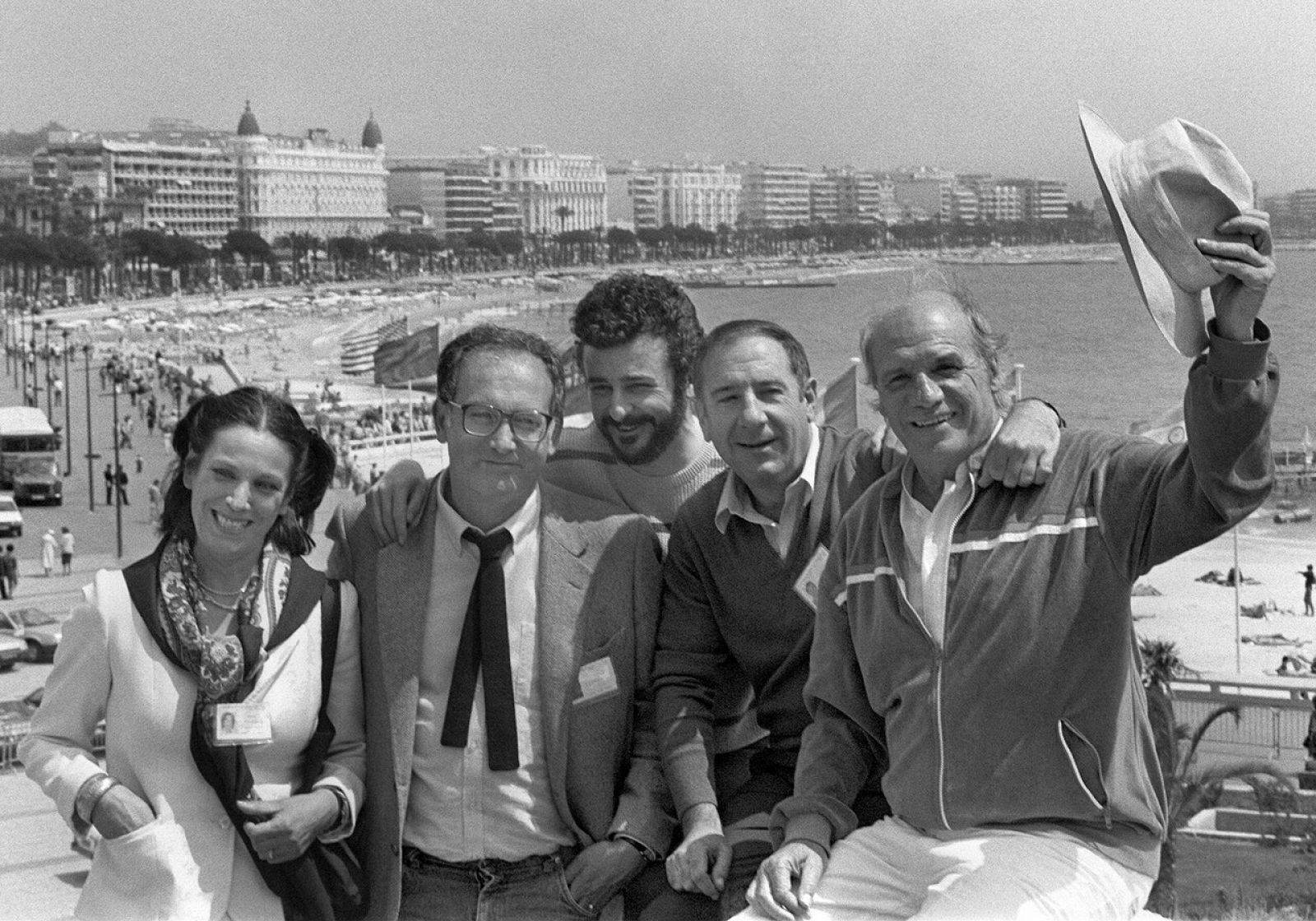 Mario Camus rodeado por los actores de 'Los santos inocentes' que emite este sábado RTVE.