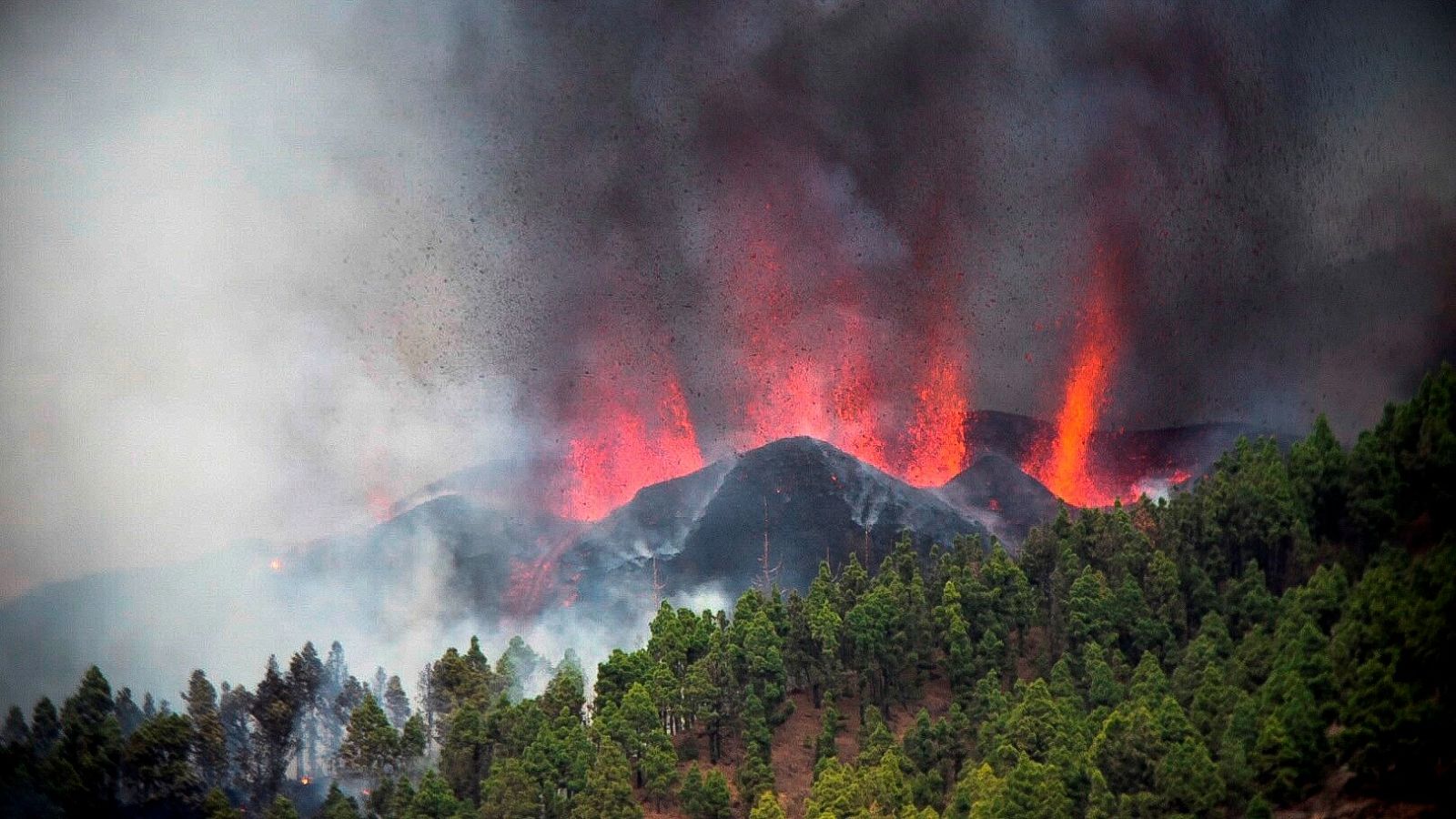 Miles de personas han sido evacuadas tras la erupción del volcán