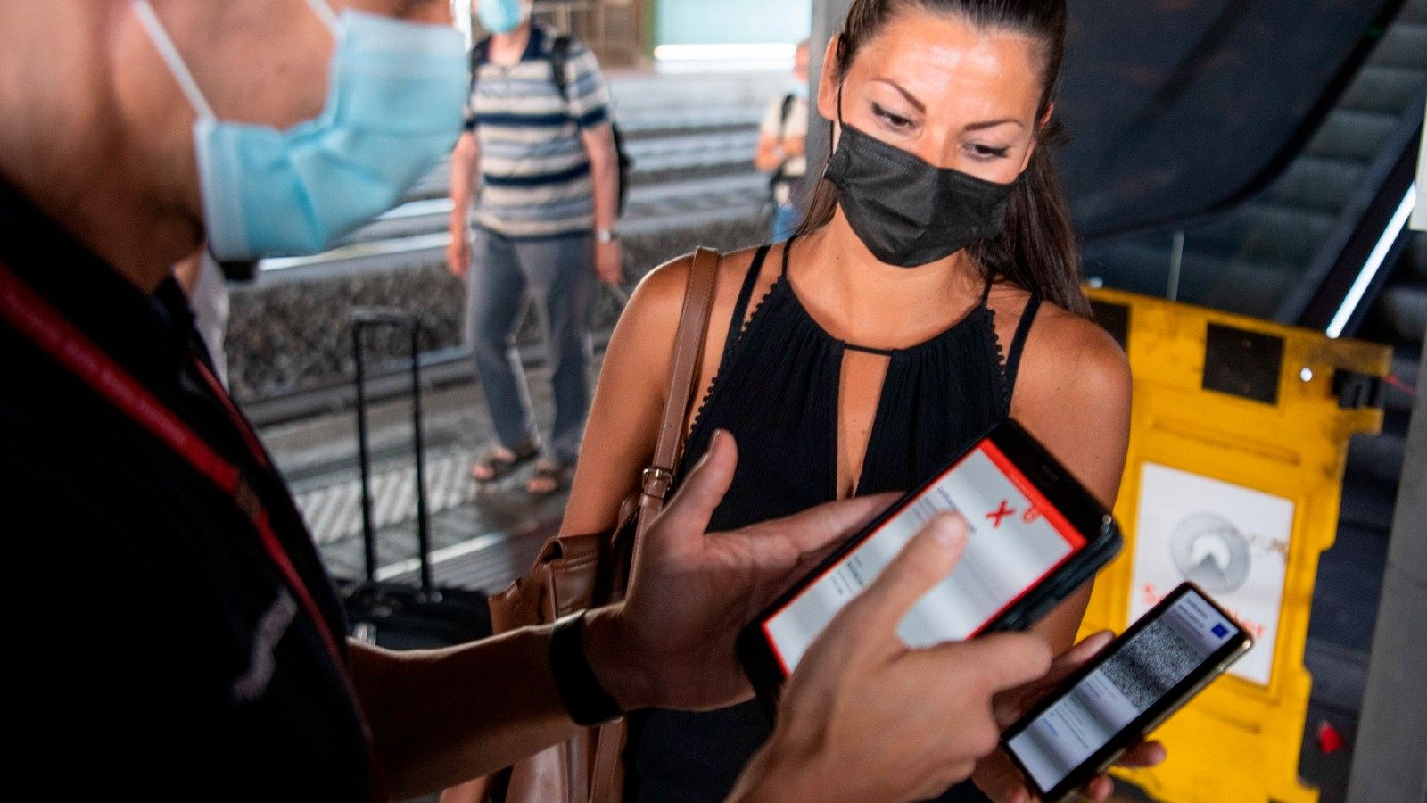 Los pasajeros muestran su certificado COVID en la estación de Tiburtina, Roma