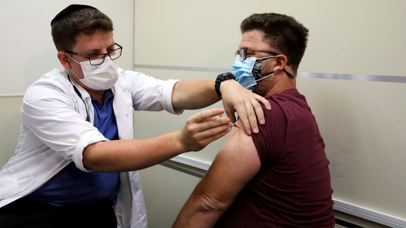 Un enfermero aplica una dosis de la vacuna del coronavirus