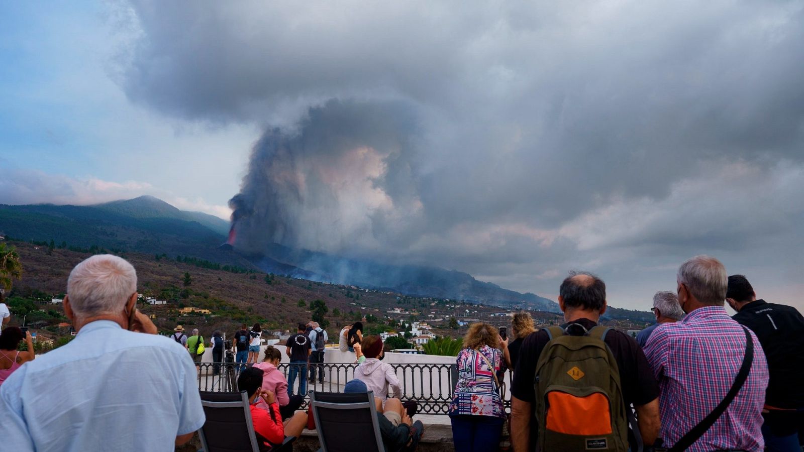 Numerosas personas observan desde un mirador de Tajuya, en el municipio de El Paso, la evolución del volcán de la Cumbre Vieja