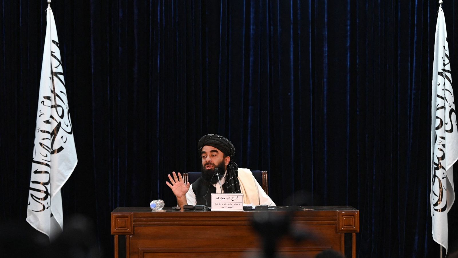 El portavoz de los talibanes, Zabihullah Mujahid, habla durante una conferencia de prensa en Kabul el 6 de septiembre de 2021