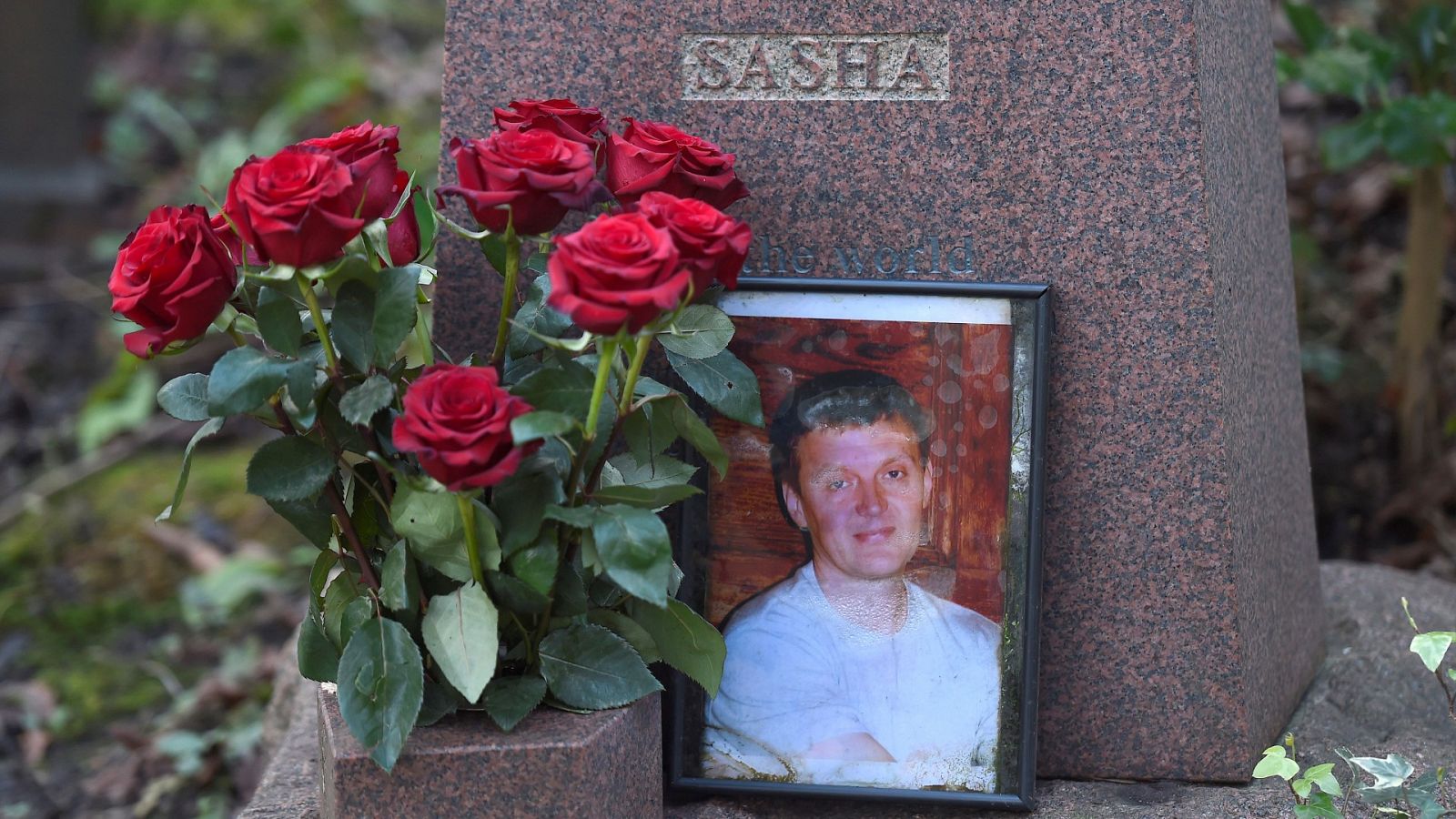 La tumba del ex agente asesinado de la KGB Alexander Litvinenko se ve en el cementerio de Highgate en Londres, Gran Bretaña, el 21 de enero de 2016.