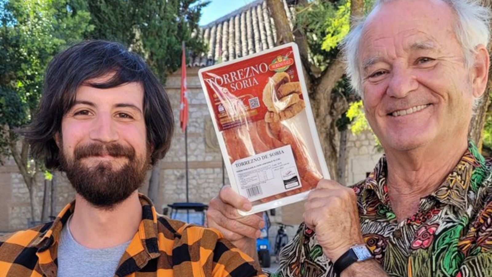 Bill Murray junto a un fan que le ha regalado unos torreznos de Soria