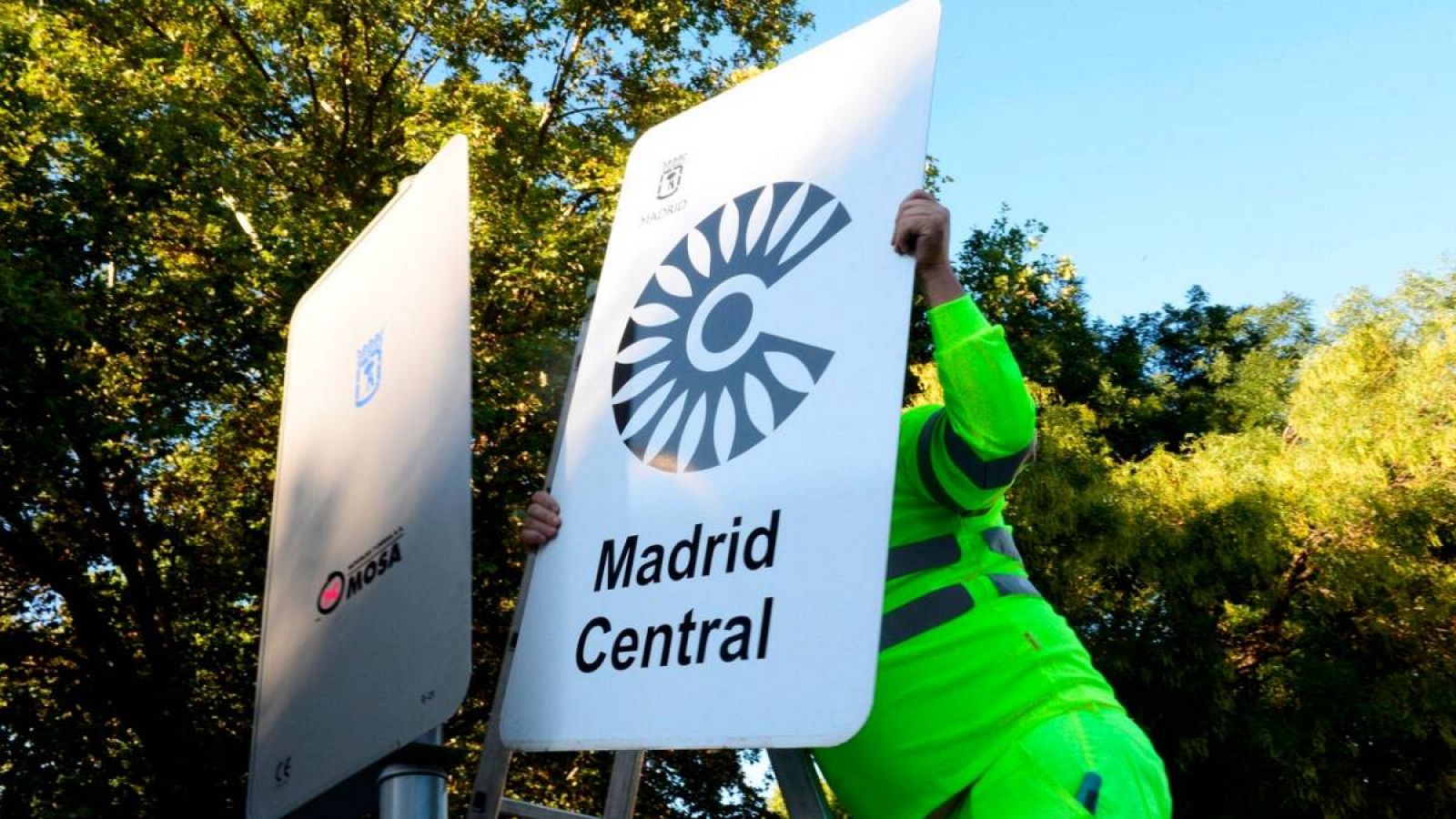 Un operario retira las señales de Madrid Central, días antes de que entre en vigor la nueva ordenanza de Movilidad Sostenible de la capital.