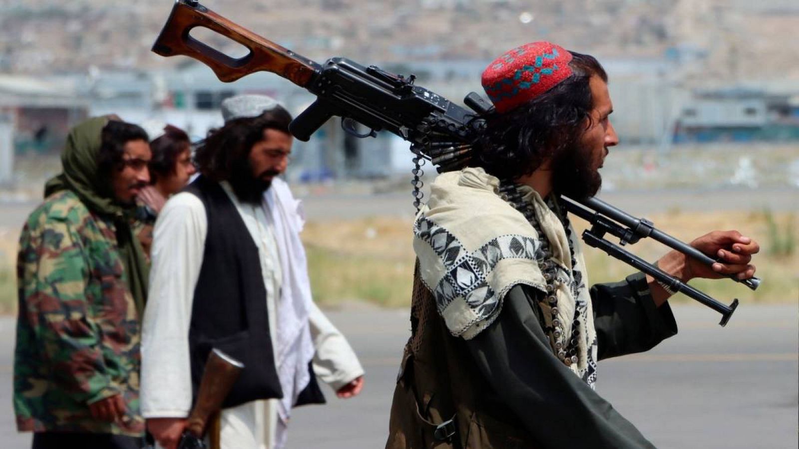 Las fuerzas talibanas aseguran el Aeropuerto Internacional Hamid Karzai, después de la retirada de Estados Unidos, en Kabul, Afganistán, el 31 de agosto de 2021.