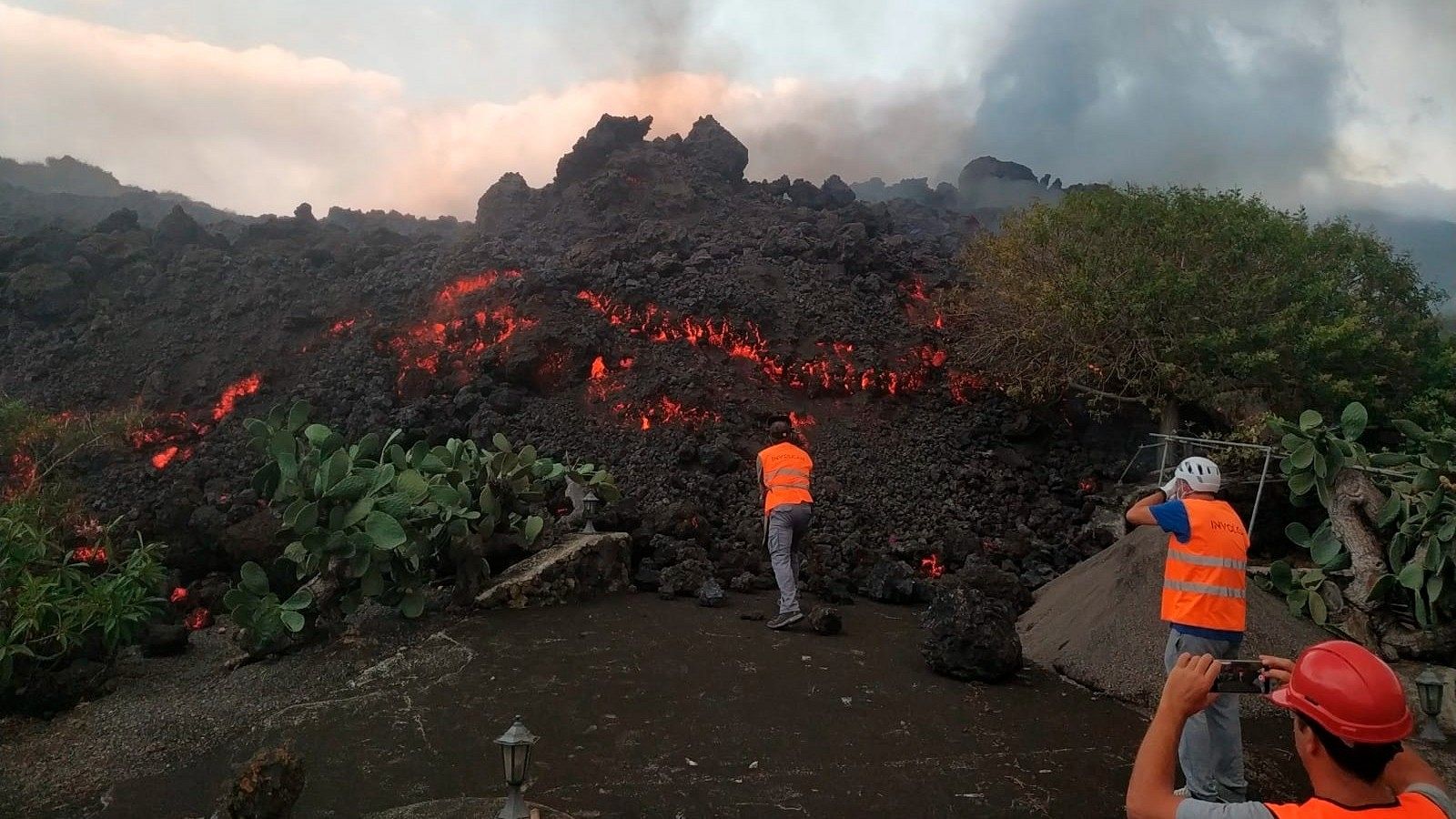 Técnicos de Involcán toman muestras de las coladas de lava para hacer análisis petrológicos.