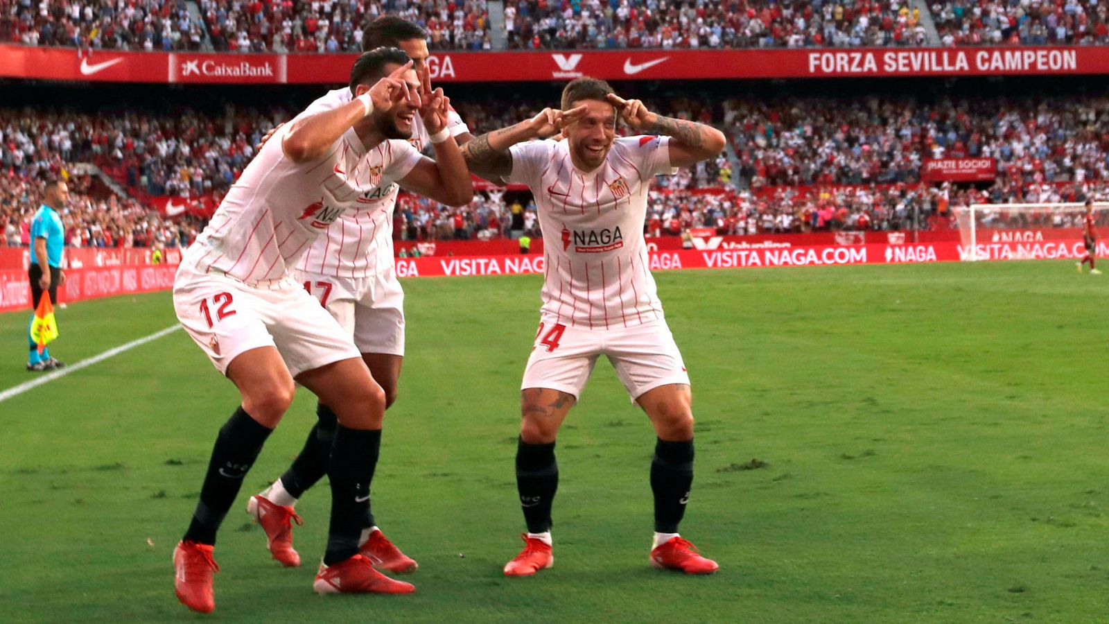 Los jugadores del Sevilla, (i-d) Rafa Mir y los argentinos Erik Lamela y Alejandro Darío "Papu" Gómez, celebran el tercer gol del equipo sevillista ante el Valencia