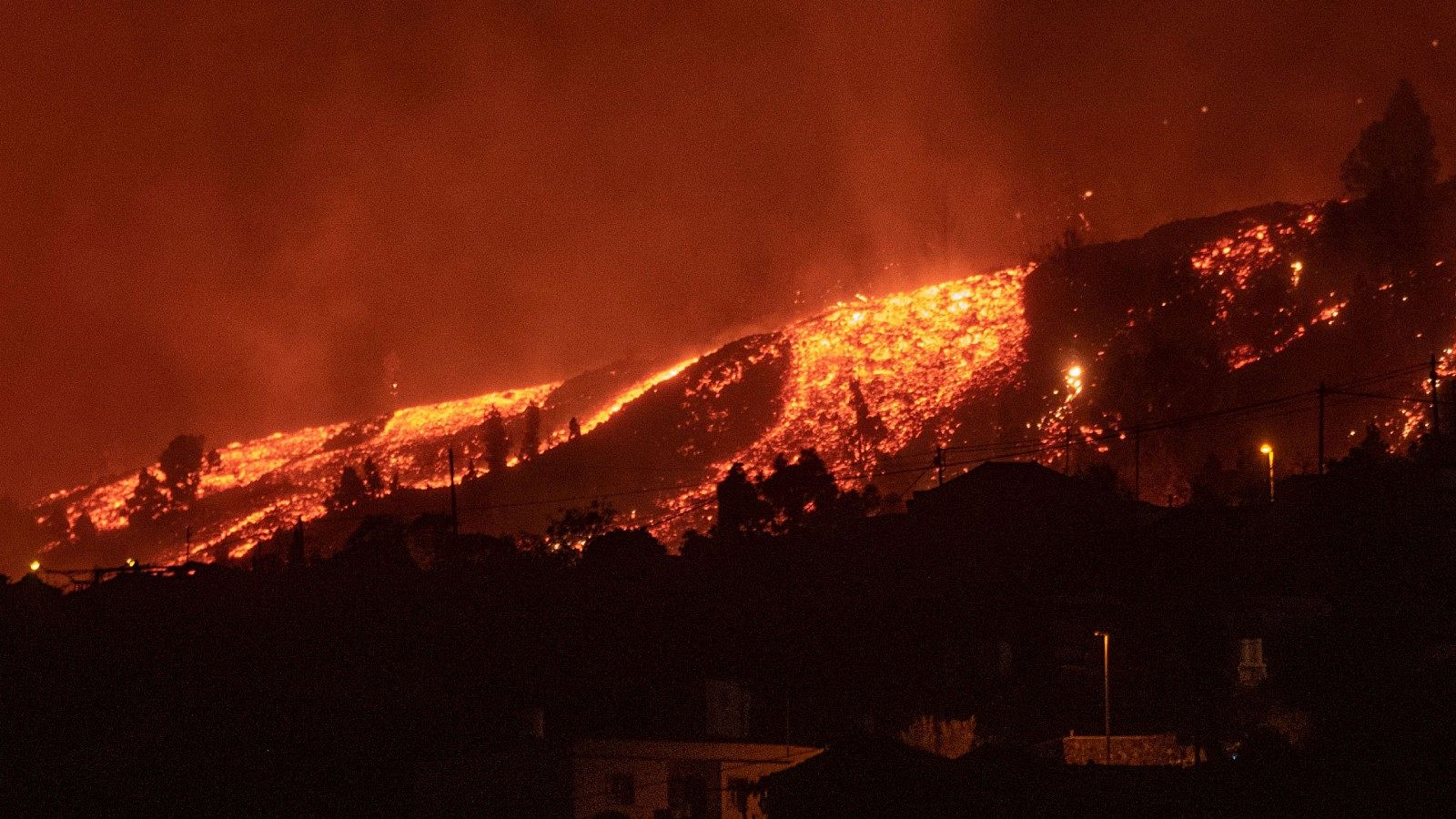 La colada del volcán de La Palma avanza hacia las casas