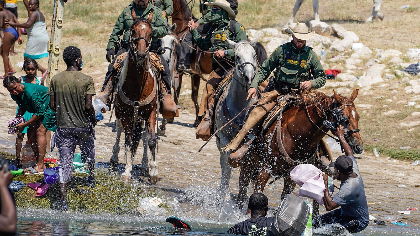 Agentes de la patrulla fronteriza de EE.UU. tratan de controlar la inmigración irregular de haitianos, a caballo, en la frontera con México.