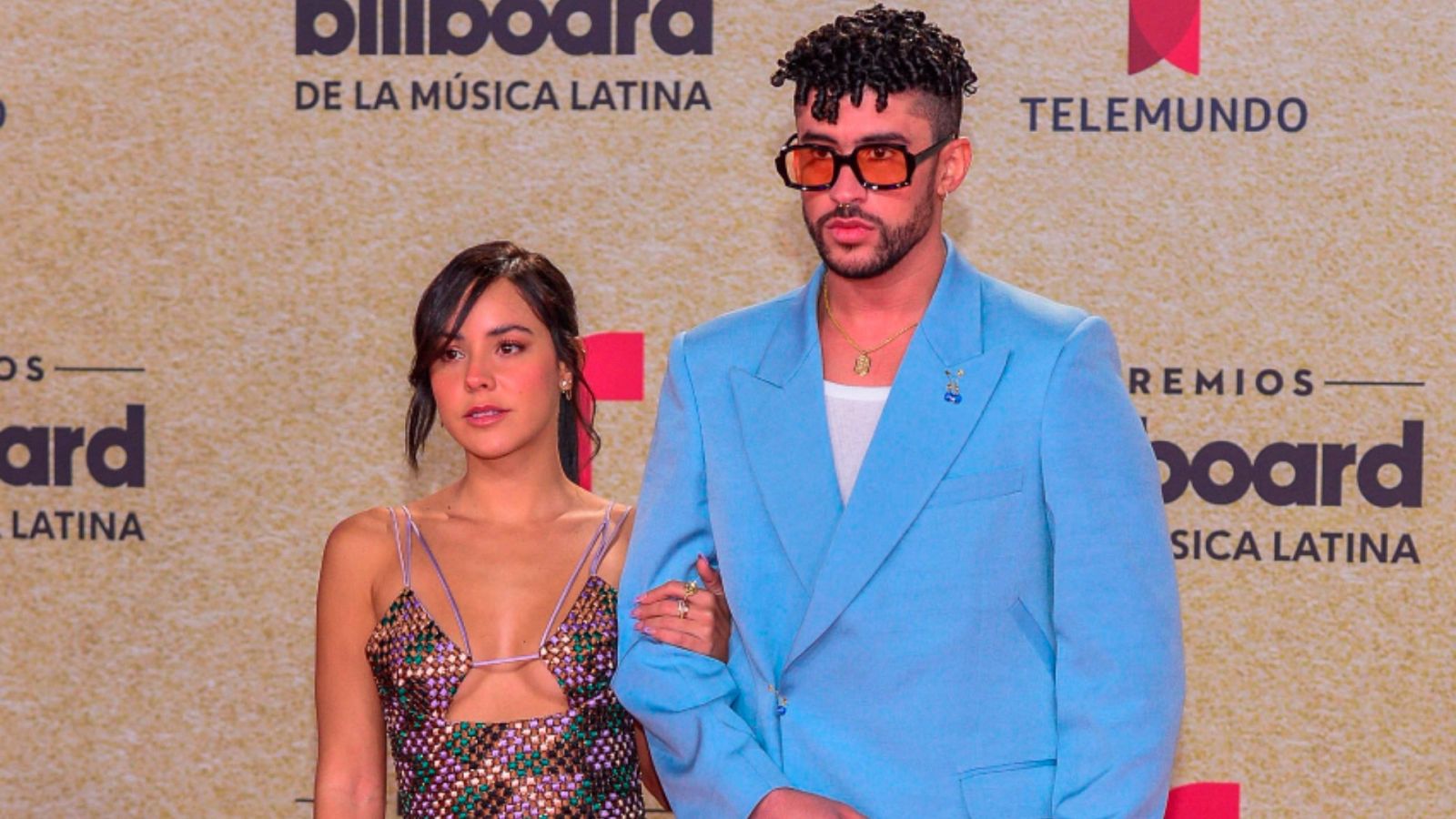 El cantante puertorriqueño Bad Bunny y su novia Gabriela Berlingeri posando el jueves 23 de septiembre de 2021 en la alfombra roja de los Premios Billboard de la Música Latina en Miami, Florida (EE.UU.).