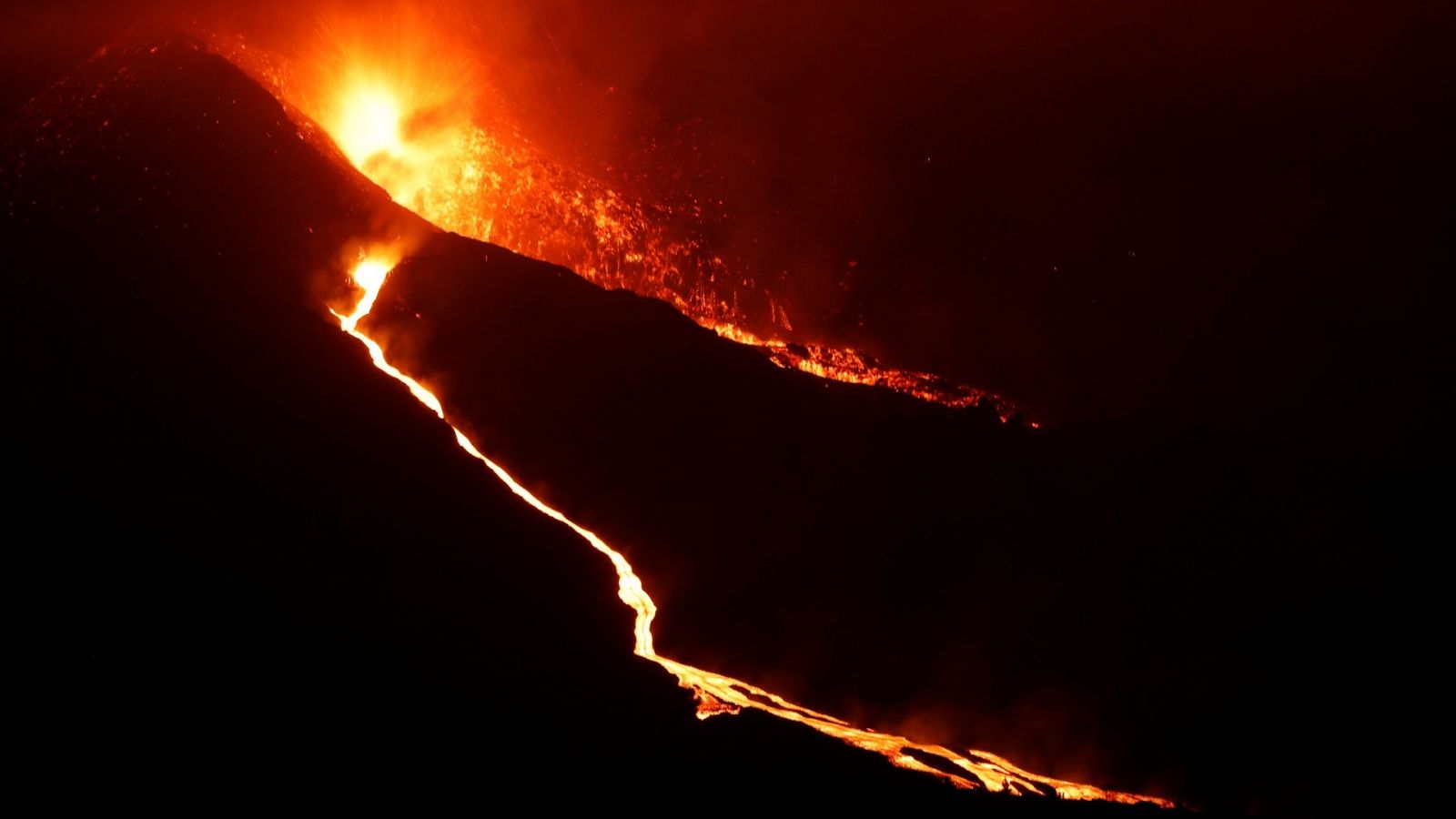 Lava que emite el volcán de Cumbre Vieja, en La Palma