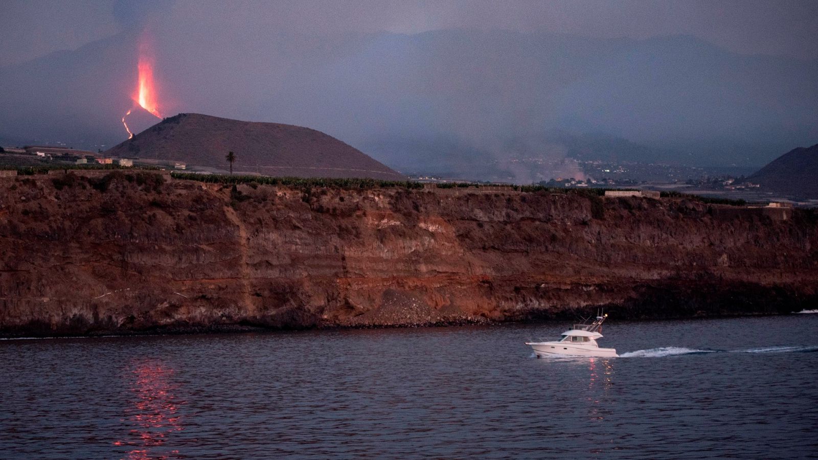 Una embarcación de recreo regresa al puerto de Tazacorte ubicado en la costa por donde se prevé llegue la lava