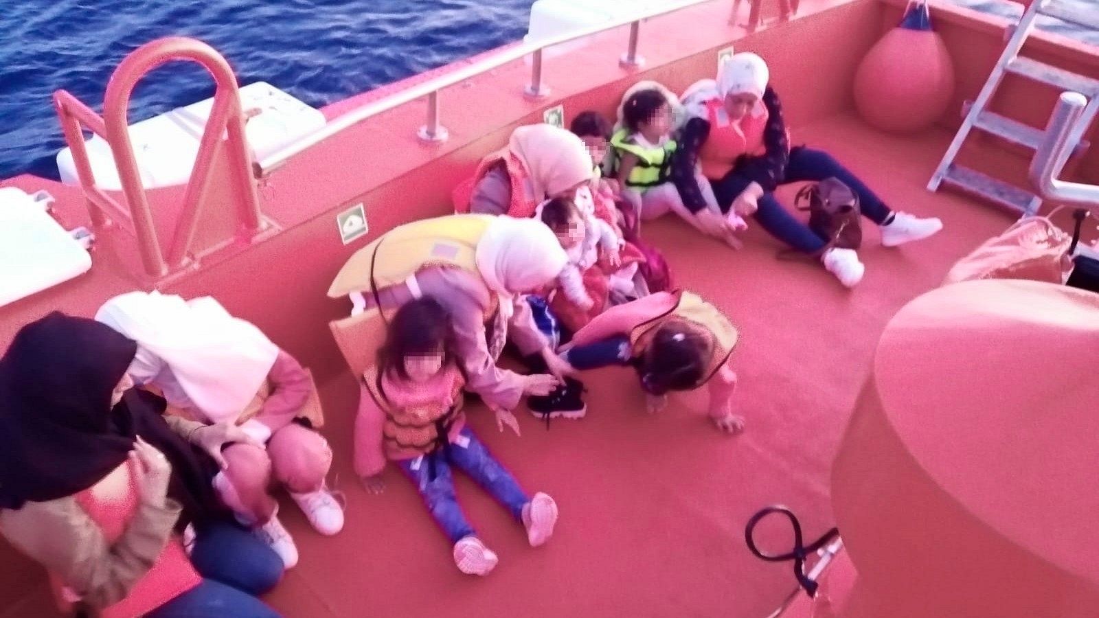 Captura de video de varios migrantes rescatados este martes por Salvamento Marítimo cerca de las costas de Alicante.