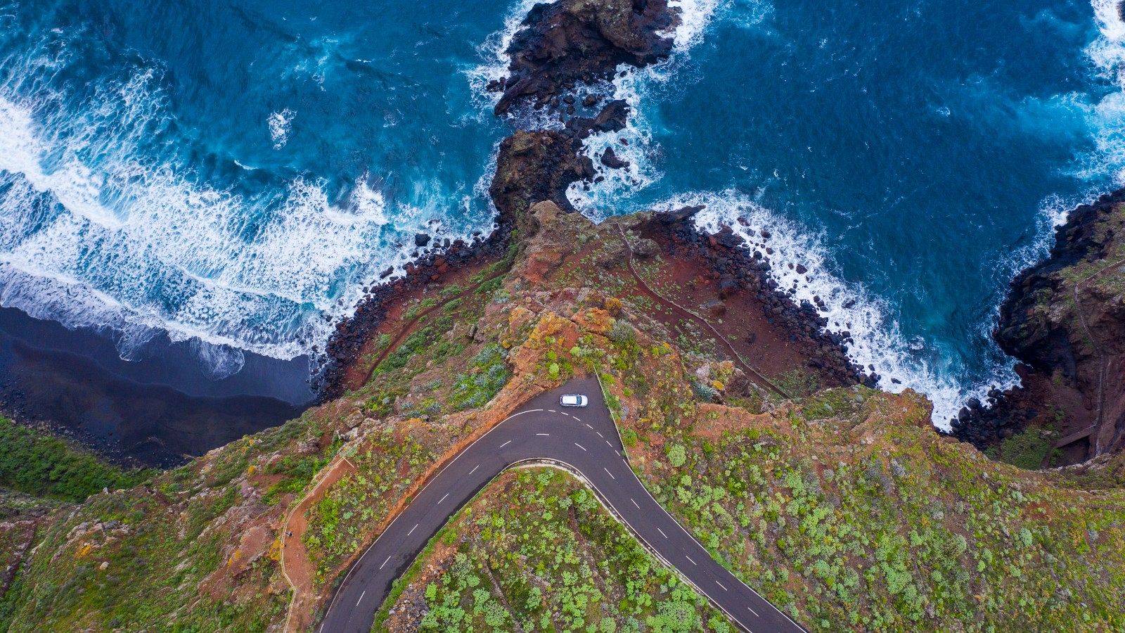 Vista de la carretera a lo largo de la costa en La Palma