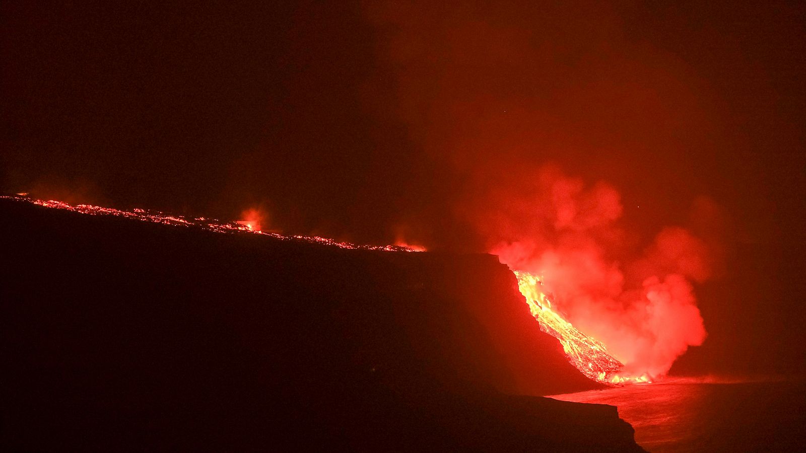 La colada de lava, mientras cae por los acantilados situados en las cercanías de Los Guirres.