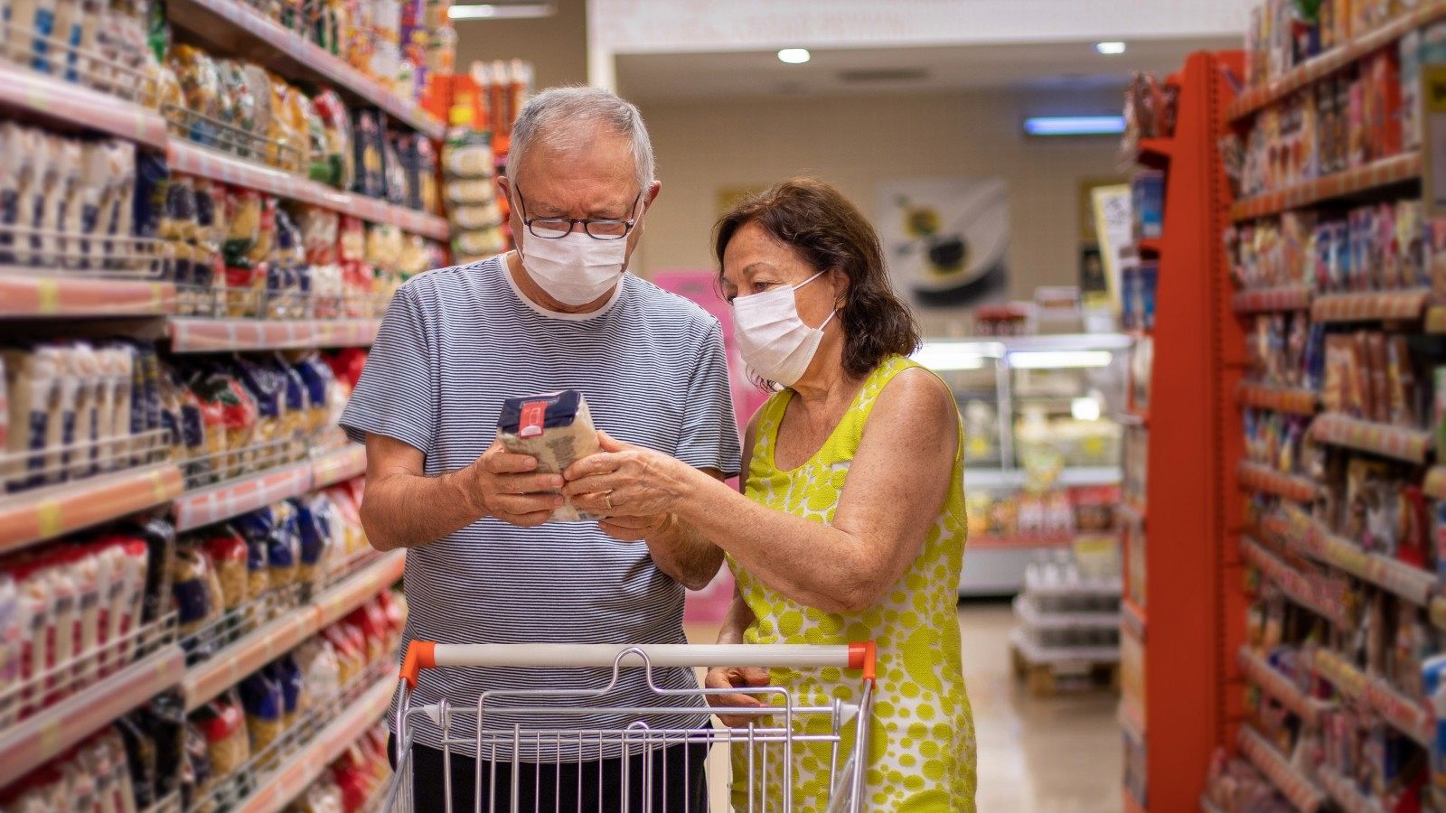 Un hombre y un mujer eligen productos en un supermercado