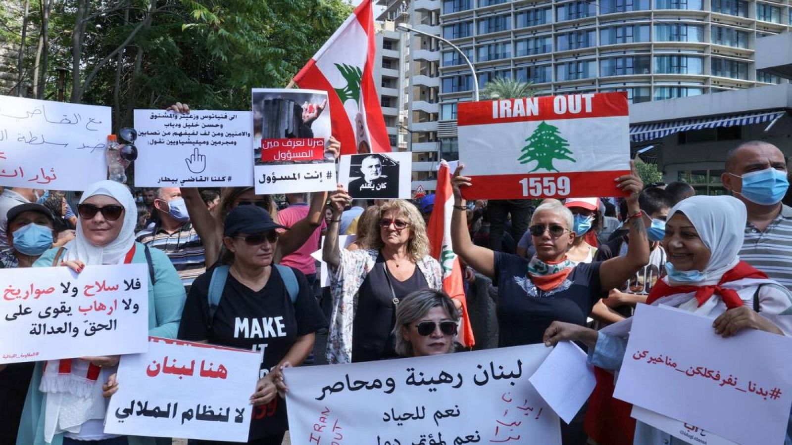 Activistas y familiares de las víctimas de la explosión del puerto de Beirut levantan pancartas mientras se manifiestan el 29 de septiembre de 2021 frente al Palacio de Justicia de la capital libanesa. 
