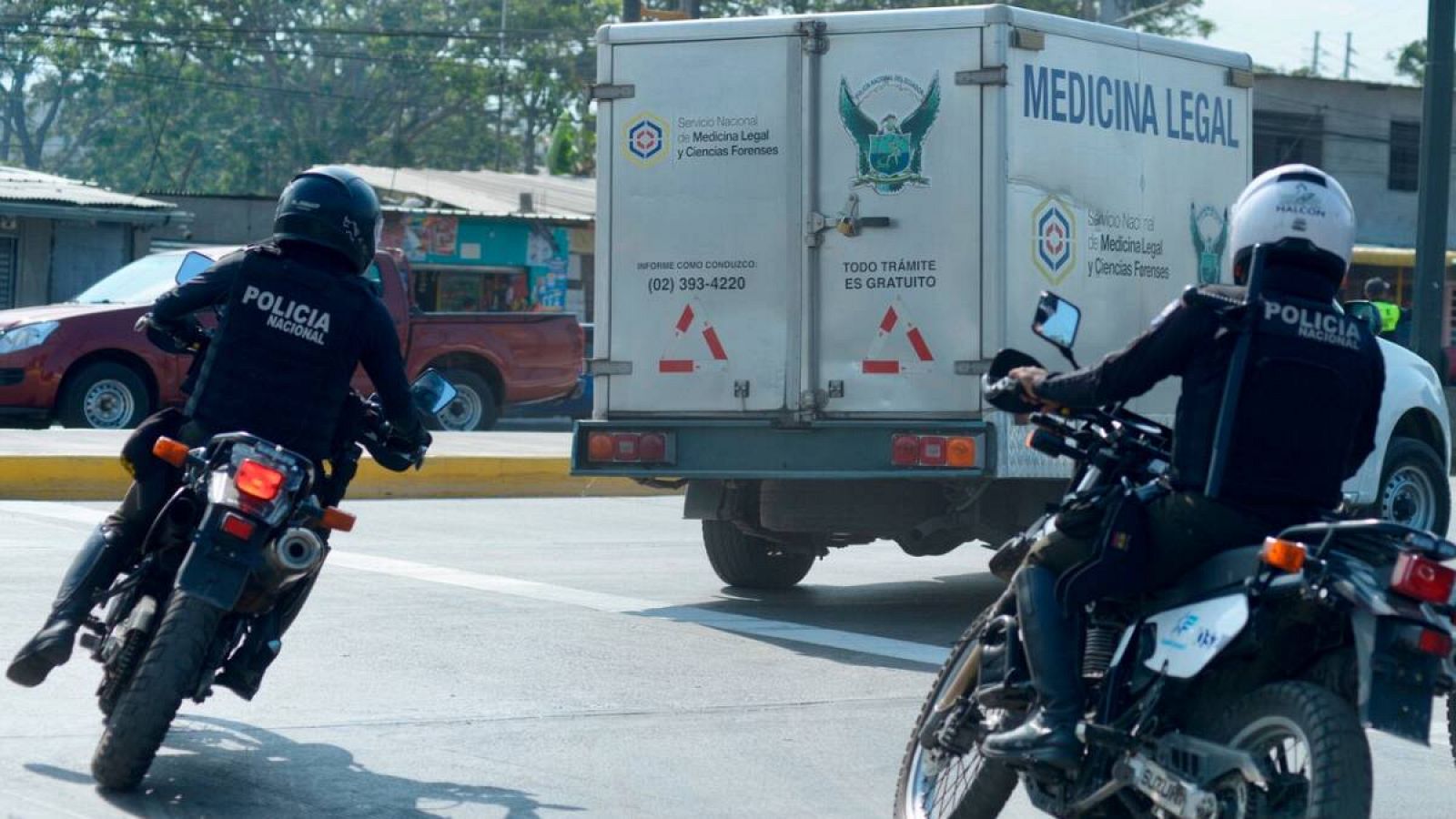 Fotografía de la salida de vehículos de medicinal legal retirando los cuerpos de reos fallecidos, en la cárcel de Guayaquil (Ecuador).