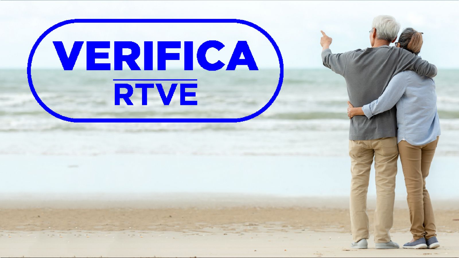 Imagen de un hombre y una mujer de edad avanzada paseando en la playa, con el sello azul de VerificaRTVE