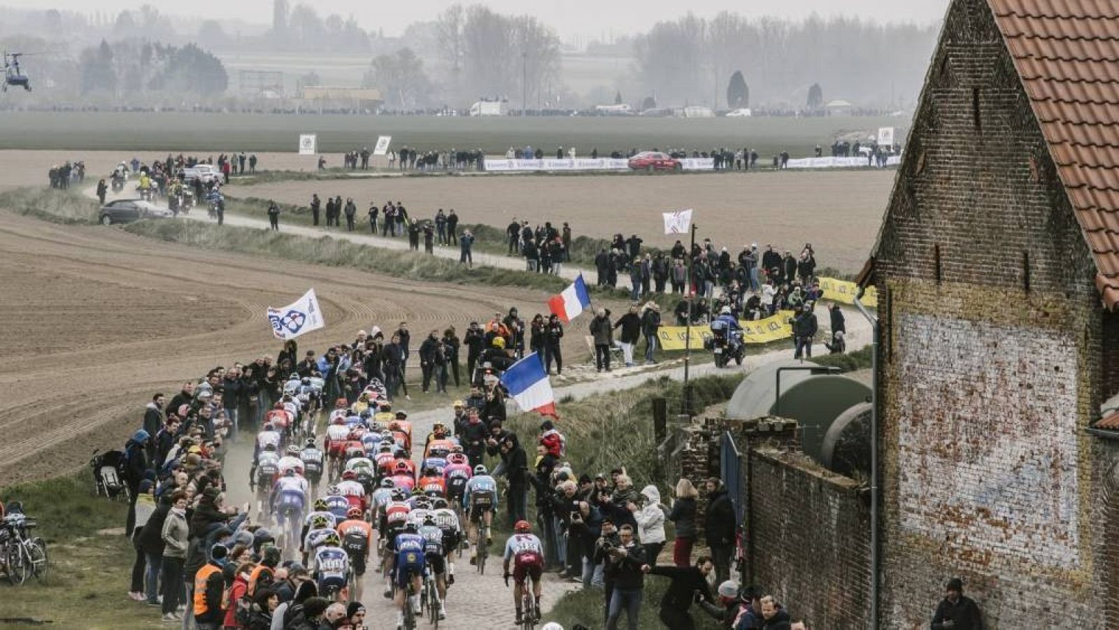 Imagen del pelotón durante la París-Roubaix 2019