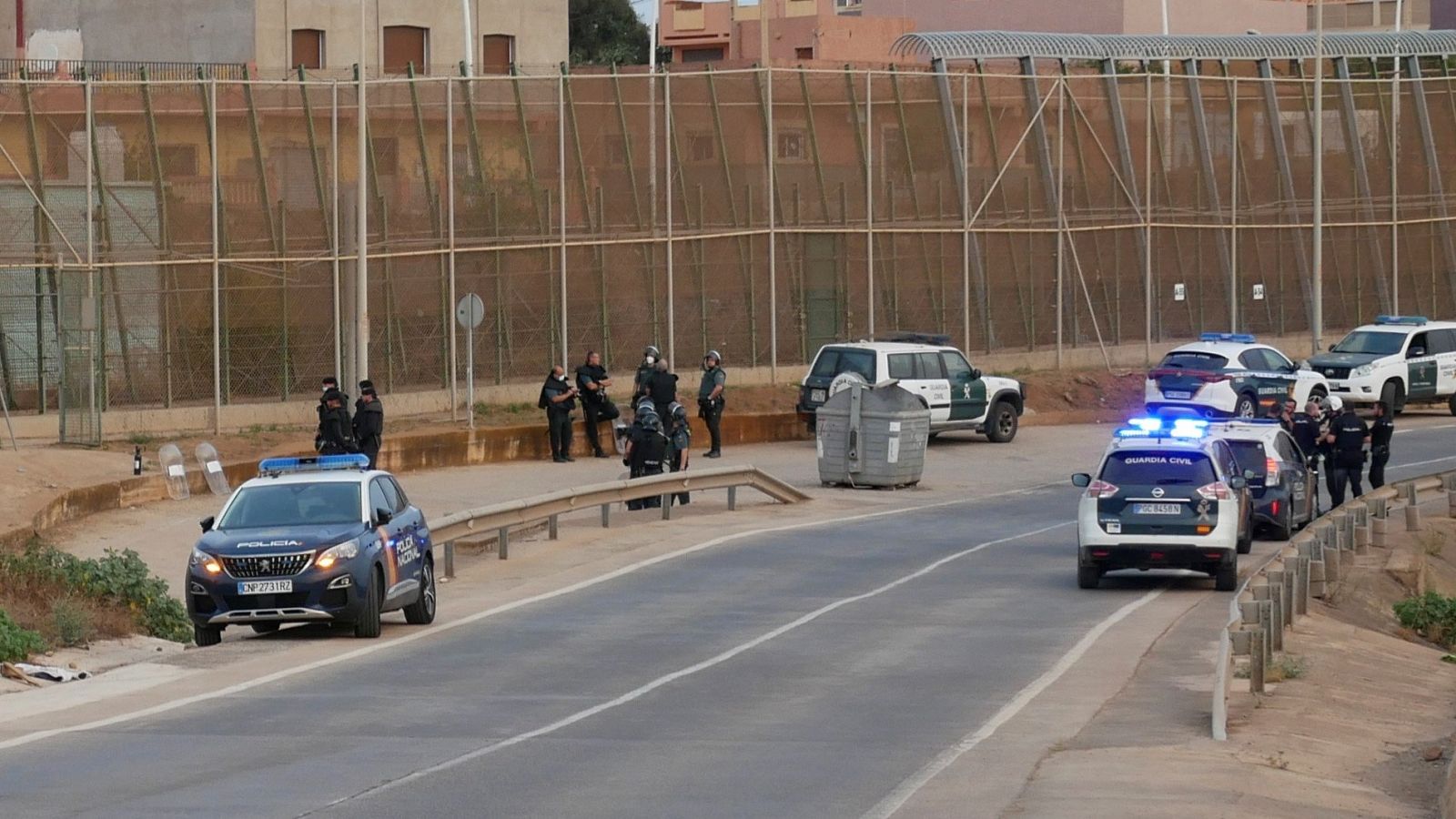 Agentes de la Policía y la Guardia Civil en la valla de Melilla, en una imagen de archivo
