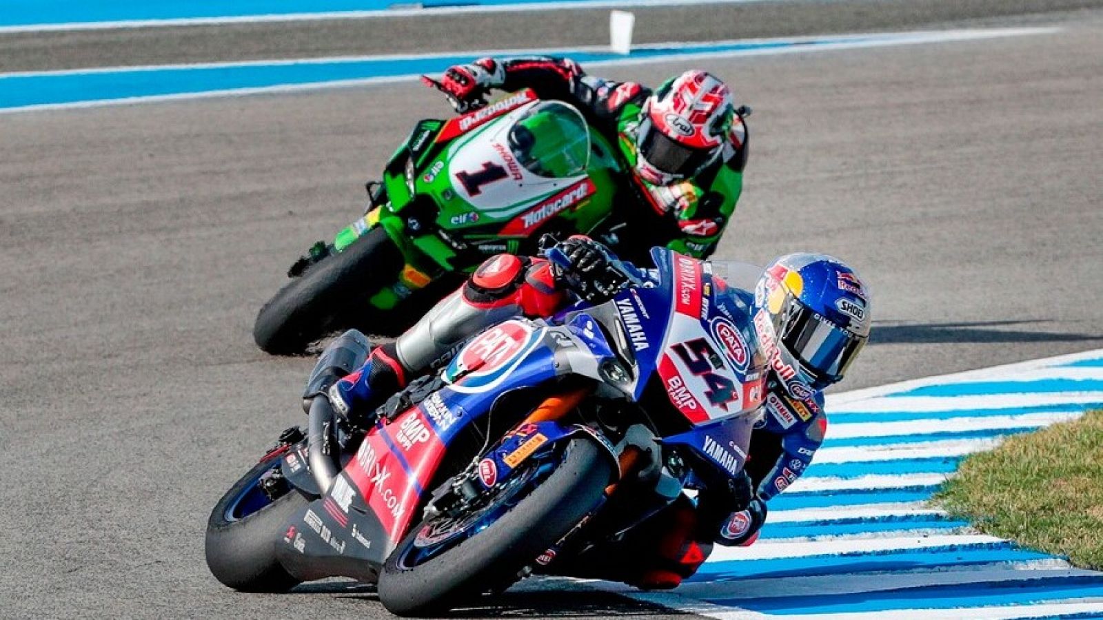 El piloto turco Toprak Razgatliolu y el británico Jonathan Rea durante la Ronda de España del WSBK 2021.