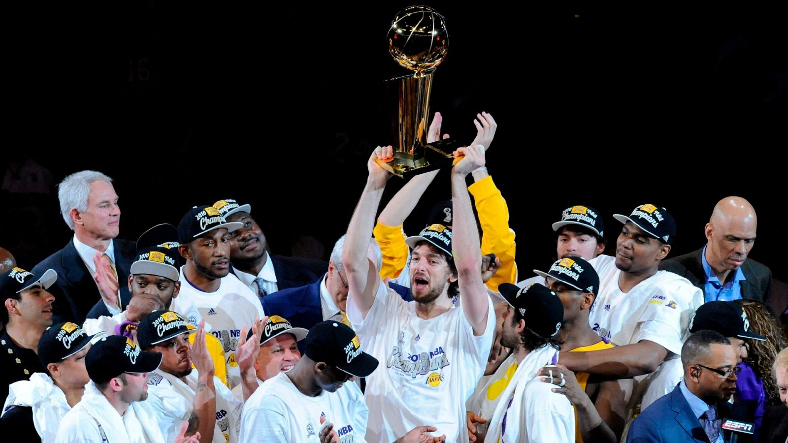 Pau Gasol levanta el trofeo de campeón de la NBA