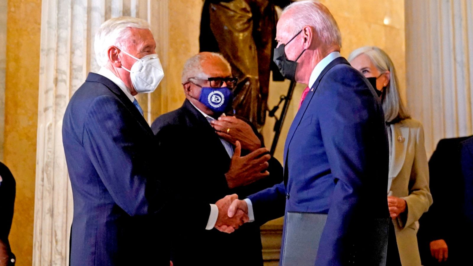 El presidente de Estados Unidos, Joe Biden, saludando al líder de la mayoría de la Cámara de Representantes, el demócrata Steny Hoyer, a su llegada al Congreso de EE.UU. el viernes 1 de octubre de 2021.