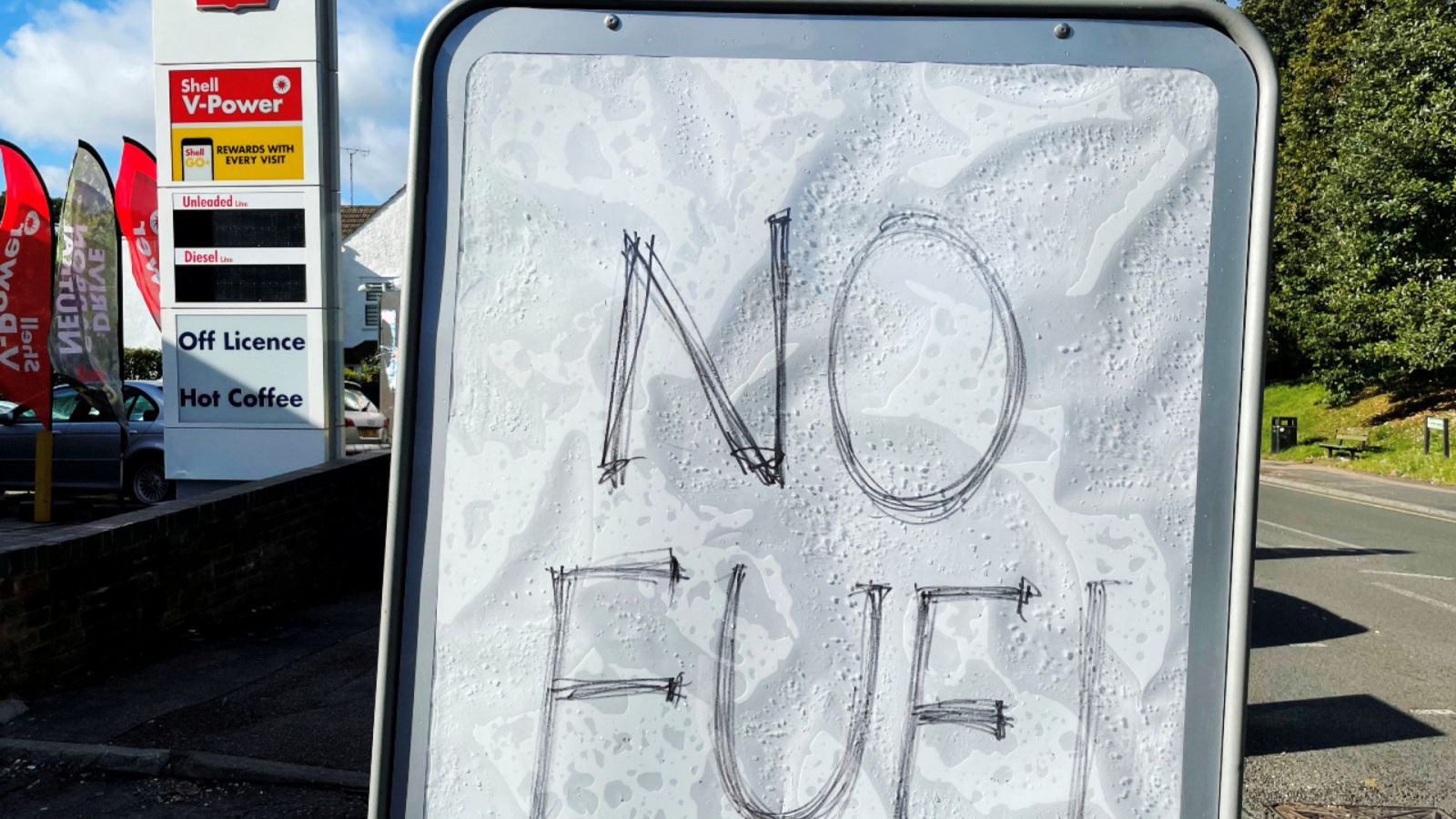 Imagen del 29 de septiembre de 2021 de un cartel en el que se lee  "No hay combustible" en una gasolinera de Hemel Hempstead, Reino Unido.