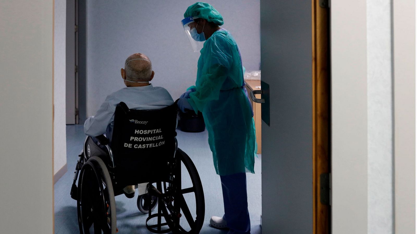 Una sanitaria atiende a un paciente en el Hospital Provincial de Castellón