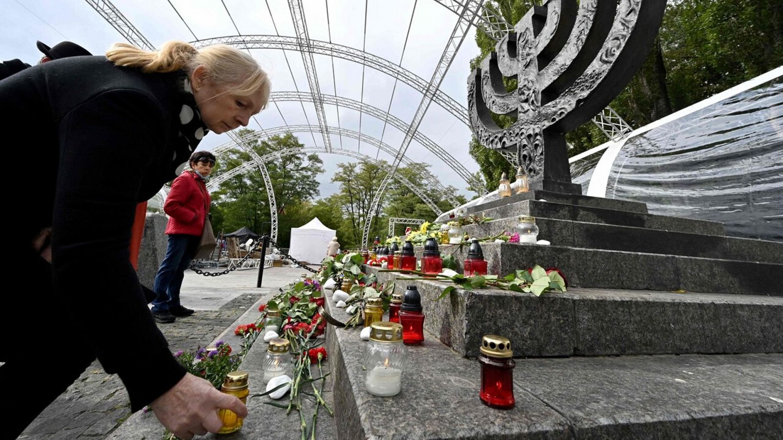 Varias personas colocan velas en un memorial por las víctimas del Holocausto en Kiev, el pasado 29 de septiembre, aniversario de la matanza de Babi Yar. Sergei SUPINSKY / AFP