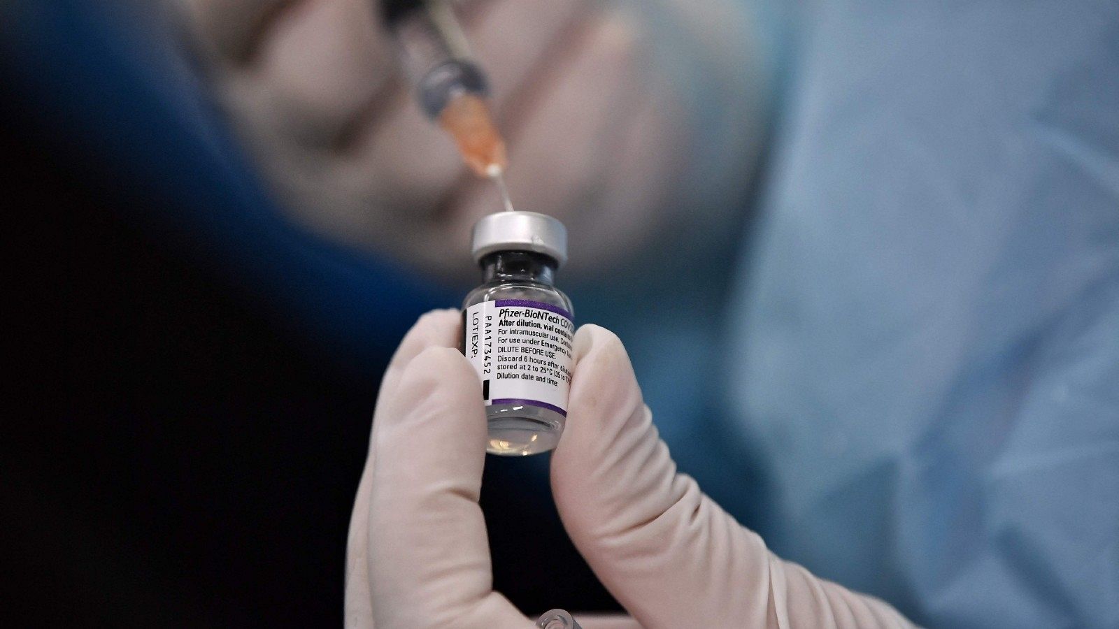 Un profesional sanitario prepara una dosis de la vacuna de Pfizer en Tailandia.