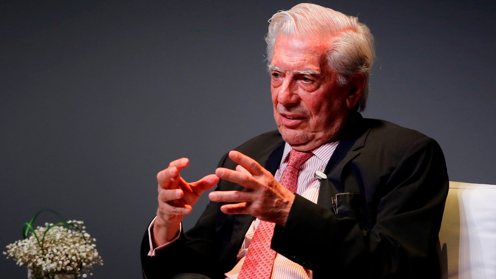 Fotografía fechada el 30 de mayo del 2019 donde aparece el escritor Mario Vargas Llosa durante una conferencia en Guadalajara (México).