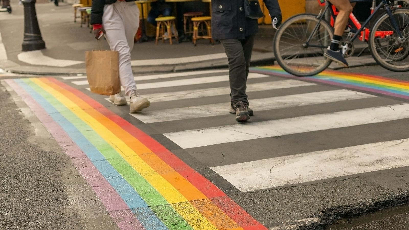 Paso de peatones con la bandera LGTBI en una calle de París