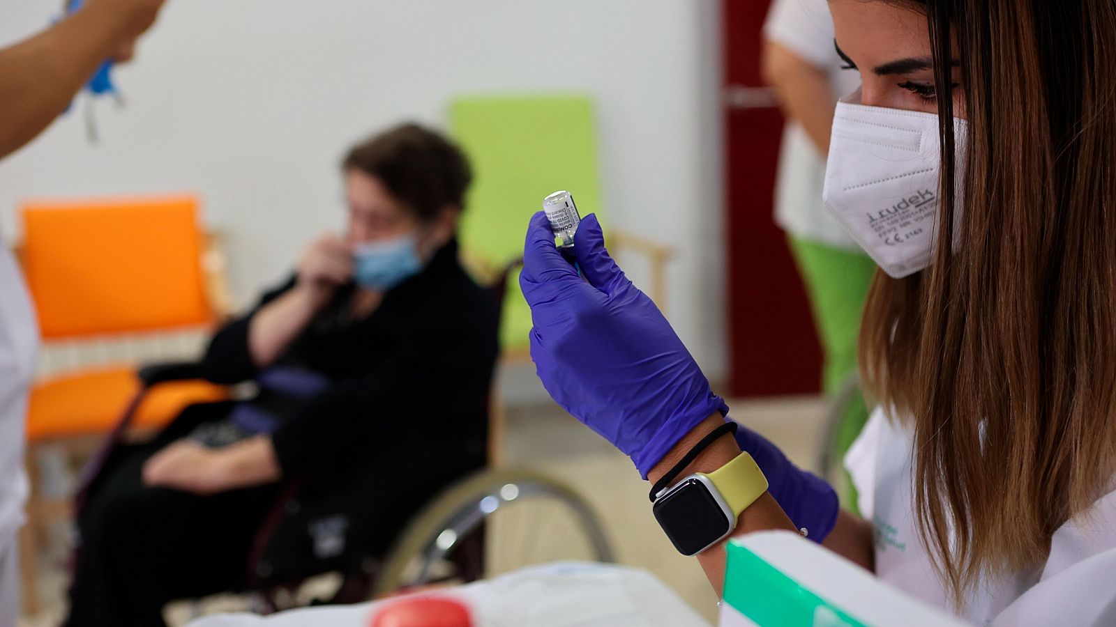 Miembros del Servicio Extremeño de Salud inoculan la tercera dosis de la vacuna COVID en una residencia.